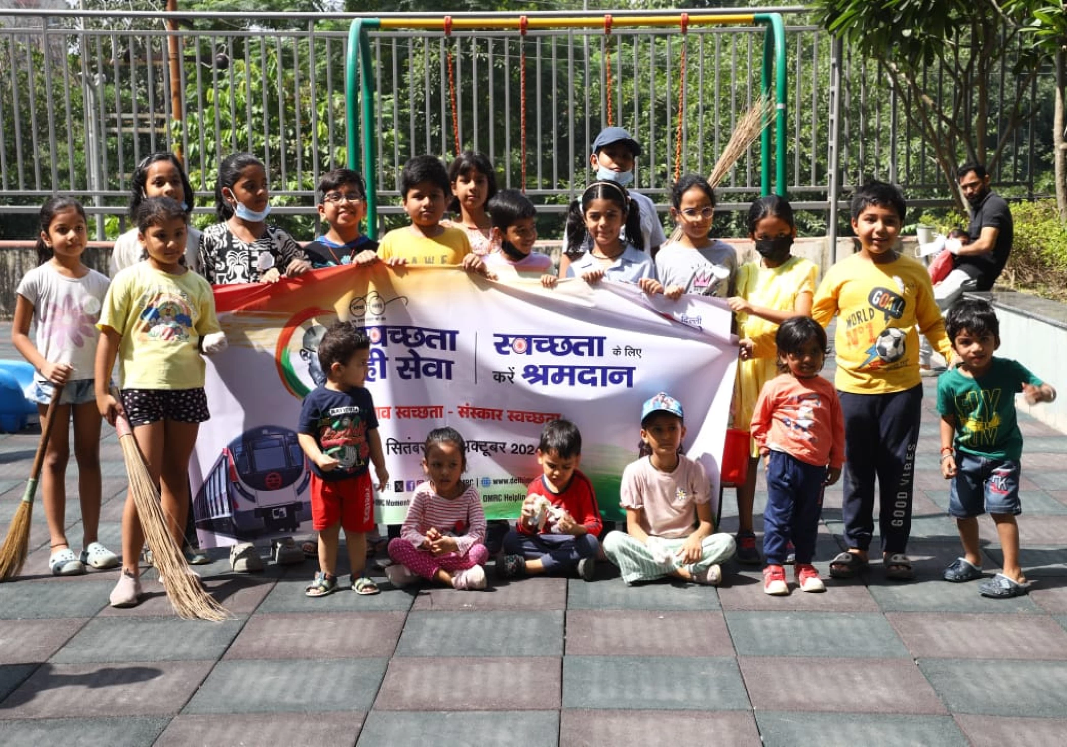 DMRC participates in the nationwide ‘Swachhata Hi Seva’ campaign to promote cleanliness around metro premises